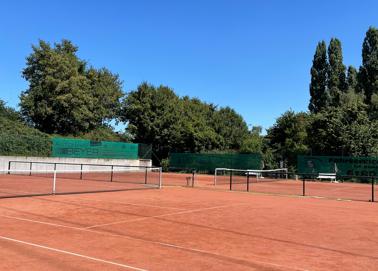 Tennisplätze außen im Sommer