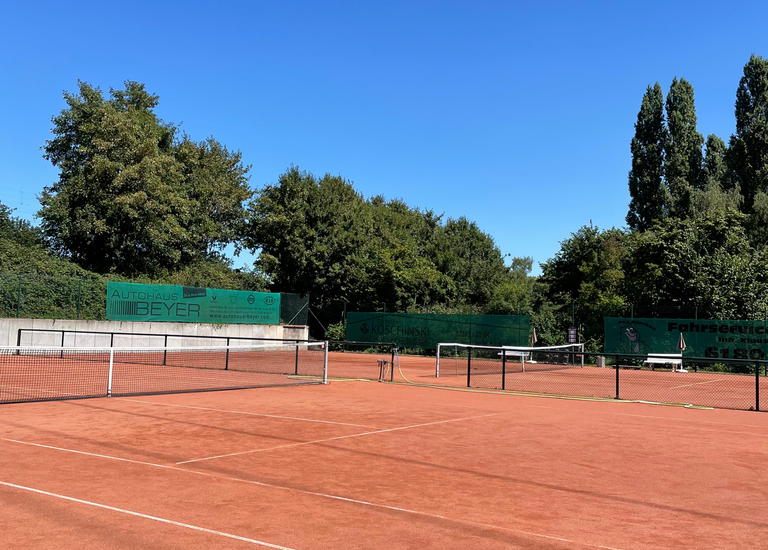 Tennisplätze außen im Sommer